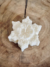 Charger l'image dans la galerie, Bougie Flocon de neige - Parfum marrons glacés