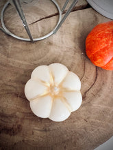 Charger l'image dans la galerie, Bougie petit citrouille blanche et doré / Parfum au choix
