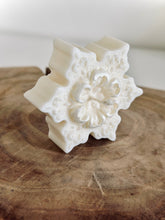 Charger l'image dans la galerie, Bougie Flocon de neige - Parfum marrons glacés