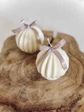 Charger l'image dans la galerie, Bougie Boule de Noël - Parfum nougat ou madeleine