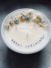 Charger l'image dans la galerie, Bougie Florale parfumée - Centre de table - Personnalisable avec message dans la bougie