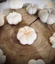 Charger l'image dans la galerie, Bougie petit citrouille blanche et doré / Parfum au choix