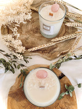 Charger l'image dans la galerie, Bougie Lithothérapie Amour - Quartz rose / Parfum Bois de rose / mèche en bois