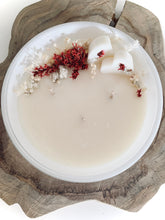 Charger l'image dans la galerie, Bougie Florale parfumée - Centre de table - Personnalisable -