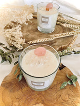 Charger l'image dans la galerie, Bougie Lithothérapie Amour - Quartz rose / Parfum Bois de rose