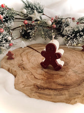 Charger l'image dans la galerie, Bougie Bonhomme en pain d’épices 🎄 / Parfum thé au pain d’épices