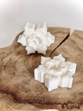 Charger l&#39;image dans la galerie, Bougie Flocon de neige - Parfum marrons glacés
