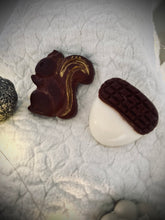 Charger l&#39;image dans la galerie, Fondant Écureuil marron et doré / Parfums au choix
