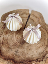 Charger l&#39;image dans la galerie, Bougie Boule de Noël - Parfum nougat ou madeleine
