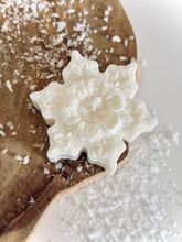 Charger l&#39;image dans la galerie, Bougie Flocon de neige - Parfum marrons glacés
