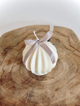 Charger l&#39;image dans la galerie, Bougie Boule de Noël - Parfum nougat ou madeleine
