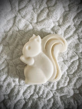 Charger l&#39;image dans la galerie, Fondant Écureuil blanc et doré / Parfums au choix
