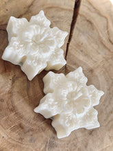 Charger l&#39;image dans la galerie, Bougie Flocon de neige - Parfum marrons glacés
