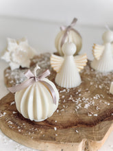 Charger l&#39;image dans la galerie, Bougie Boule de Noël - Parfum nougat ou madeleine
