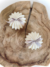 Charger l&#39;image dans la galerie, Bougie Boule de Noël - Parfum nougat ou madeleine
